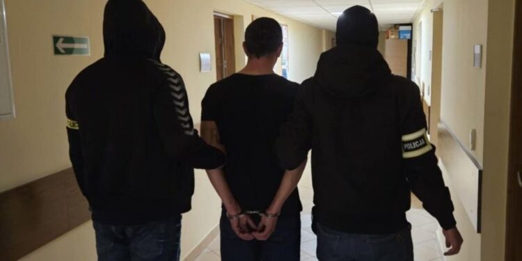 Funkcjonariusze schwytali oszusta, działającego metodą „na policjanta”
