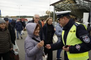 30.10.2025. Akcja rozdawania odblasków / Fot. Aleksandra Kwaśniewska - Radio Kielce