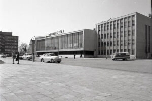 Historia kieleckich ulic. Plac Niepodległości - Radio Kielce Kielce. Lata 1971-1979. Dworzec kolejowy / źródło: fotopolska.eu