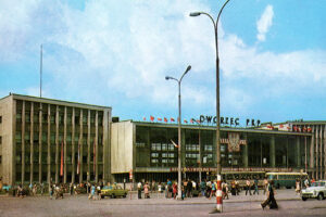 Historia kieleckich ulic. Plac Niepodległości - Radio Kielce Kielce. 1976 rok. Dworzec kolejowy / źródło: fotopolska.eu