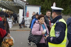 30.10.2025. Akcja rozdawania odblasków / Fot. Aleksandra Kwaśniewska - Radio Kielce