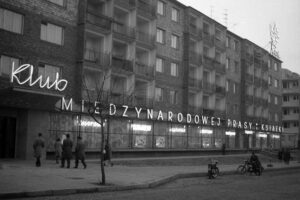 Historia kieleckich ulic. Warszawska - Radio Kielce Kielce. Ulica Warszawska. 1965 rok / źródło: facebook.com/KielceNaPrzestrzeniLat