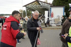 30.10.2025. Akcja rozdawania odblasków / Fot. Aleksandra Kwaśniewska - Radio Kielce