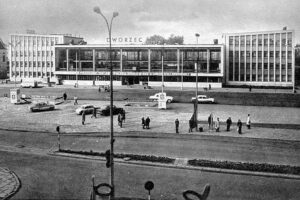 Historia kieleckich ulic. Plac Niepodległości - Radio Kielce Kielce. Lata 1975-1979. Dworzec kolejowy / źródło: facebook.com/KielceNaPrzestrzeniLat