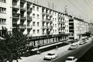 Historia kieleckich ulic. Warszawska - Radio Kielce Kielce. Ulica Warszawska. 1967 rok. Klub Międzynarodowej Prasy i Książki / źródło: fotopolska.eu