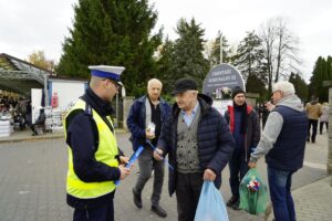 30.10.2025. Akcja rozdawania odblasków / Fot. Aleksandra Kwaśniewska - Radio Kielce