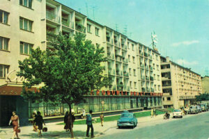 Historia kieleckich ulic. Warszawska - Radio Kielce Kielce. Ulica Warszawska. Lata 1965-1969 / źródło: fotopolska.eu