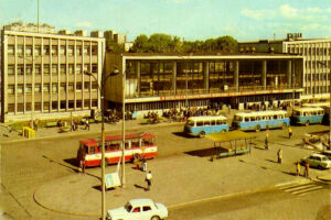 Historia kieleckich ulic. Plac Niepodległości - Radio Kielce Kielce. 1978 rok. Dworzec kolejowy / źródło: facebook.com/KielceNaPrzestrzeniLat