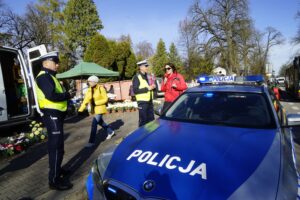 30.10.2025. Akcja rozdawania odblasków / Fot. Aleksandra Kwaśniewska - Radio Kielce