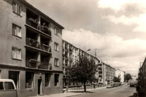 Historia kieleckich ulic. Warszawska - Radio Kielce Kielce. Ulica Warszawska. Lata 1966-1970. Widok od strony ulicy Orlej / źródło: facebook.com/KielceNaPrzestrzeniLat