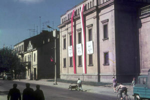 Historia kieleckich ulic. Warszawska - Radio Kielce Kielce. Ulica Warszawska. 1969 rok. Synagoga. Sąsiednie kamienice zostały wyburzone / źródło: http://facebook.com/kieleckieinwestycje