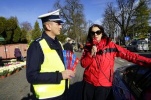 30.10.2025. Akcja rozdawania odblasków / Fot. Aleksandra Kwaśniewska - Radio Kielce