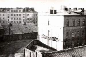 Kielce. Ulica Wesoła. Lata 1967-1969. Widok z biurowca „Nidy” w kierunku ulicy Jana Pawła II / źródło: fotopolska.eu/ zdjęcie z kolekcji Ewy Żymańczyk