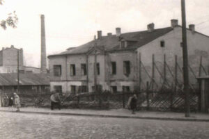 Kielce. Ulica Żelazna. Lata 1950-1958. Róg ulic Czarnowskiej i Żelaznej / źródło: fotopolska.eu; zdjęcie z kolekcji Ewy Żymańczyk