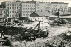 Kielce. Ulica Żelazna. Lata 1960-1968. Budowa budynku Poczty Polskiej przy pl. Niepodległości / źródło: facebook.com/kieleckieinwestycje
