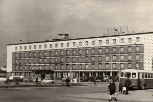 Kielce. Ulica Żelazna. Lata 1964-1966. Hotel „Centralny” / źródło: fotopolska.eu