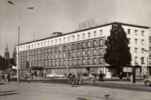 Kielce. Ulica Żelazna. 1970 r. Hotel „Centralny” / źródło: fotopolska.eu