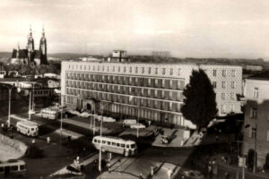 Kielce. Ulica Żelazna. 1970 r. Hotel „Centralny” / źródło: fotopolska.eu