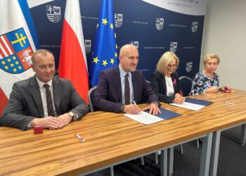16.10.2025. Kielce. Urząd Marszałkowski Województwa Świętokrzyskiego. Podpisanie umowy na dofinansowanie budowy sieci kanalizacyjnej w gminie Górno / Fot. Izabela Mortas-Rubak - Radio Kielce