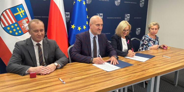 16.10.2025. Kielce. Urząd Marszałkowski Województwa Świętokrzyskiego. Podpisanie umowy na dofinansowanie budowy sieci kanalizacyjnej w gminie Górno / Fot. Izabela Mortas-Rubak - Radio Kielce