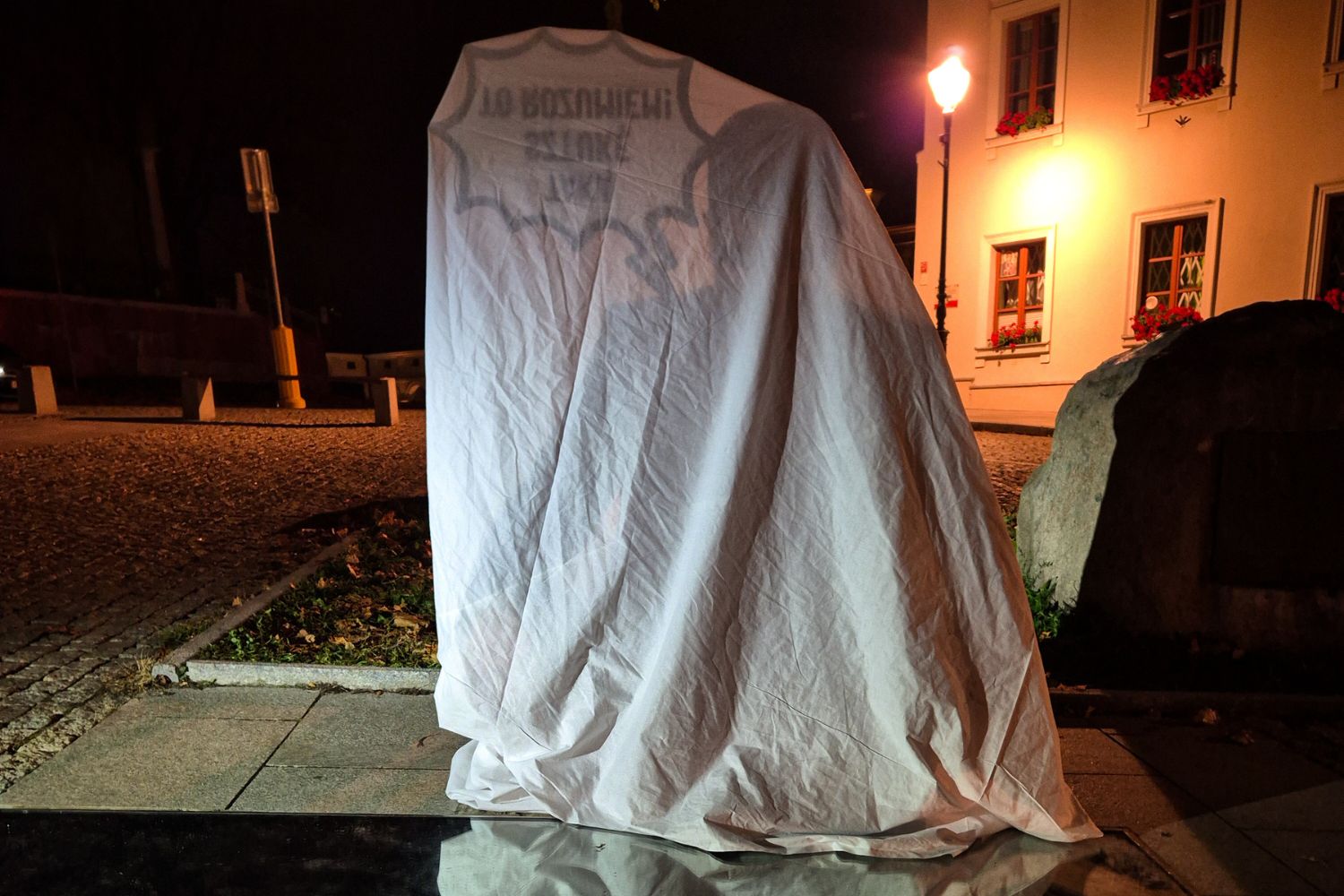 „Kielecki Narcyz” spojrzał w „Niebo Kielc”. Co w nim ujrzał? - Radio Kielce Zdjęcie sprzed odsłonięcia instalacji artystycznej „Kielecki Narcyz” / Fot. Kolektyw Artystyczny Caelum Desertum