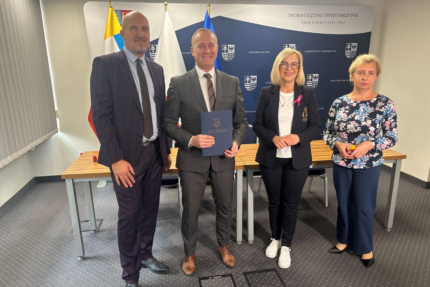 Mieszkańcy gminy Górno z dostępem do kanalizacji. Samorząd gotowy do ogromnej inwestycji - Radio Kielce 16.10.2025. Kielce. Urząd Marszałkowski Województwa Świętokrzyskiego. Podpisanie umowy na dofinansowanie budowy sieci kanalizacyjnej w gminie Górno / Fot. Izabela Mortas-Rubak - Radio Kielce