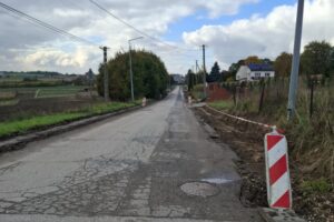 15.10.2025. Słonowice w gminie Kazimierza Wielka. Remont drogi powiatowej / Fot. Sebastian Cichy