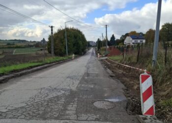 15.10.2025. Słonowice w gminie Kazimierza Wielka. Remont drogi powiatowej / Fot. Sebastian Cichy