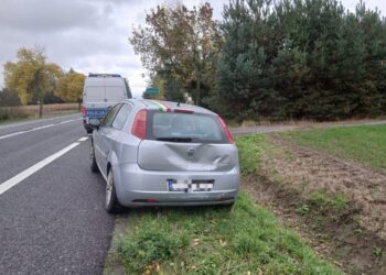 Auto osobowe zderzyło się z ciężarówką. Ranna pasażerka