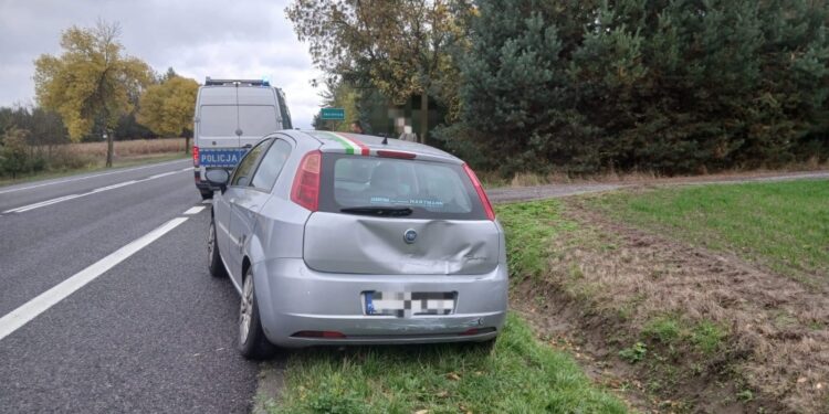 Auto osobowe zderzyło się z ciężarówką. Ranna pasażerka