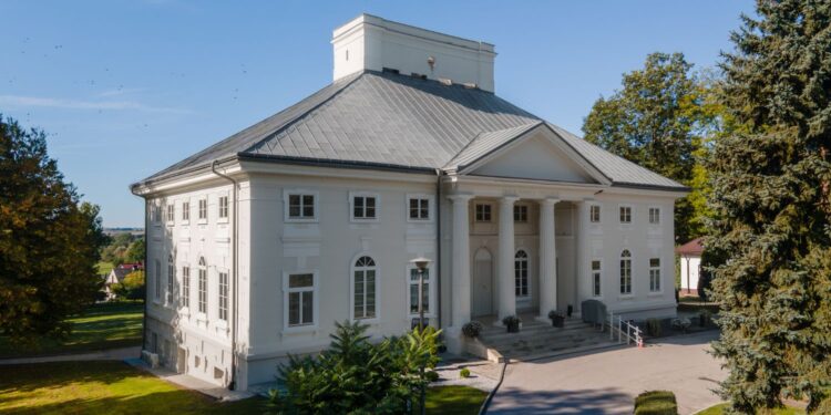 Pałac Badenich przywita wjeżdżających do gminy