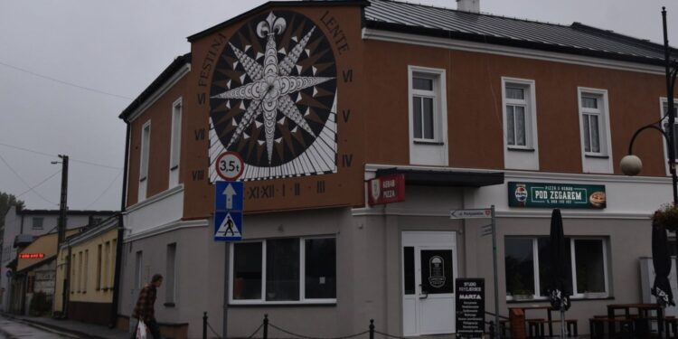 Jędrzejów. Kamienica pod Zegarem / Fot. Miasto Jędrzejów - Facebook