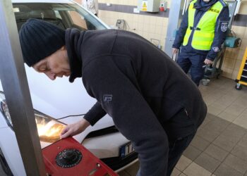 Kierowcy mogli sprawdzić światła w swoich samochodach - Radio Kielce 23.10.2025. Kielce. Kampania „Twoje światła – Nasze bezpieczeństwo” / Fot. Dariusz Kuc - Radio Kielce