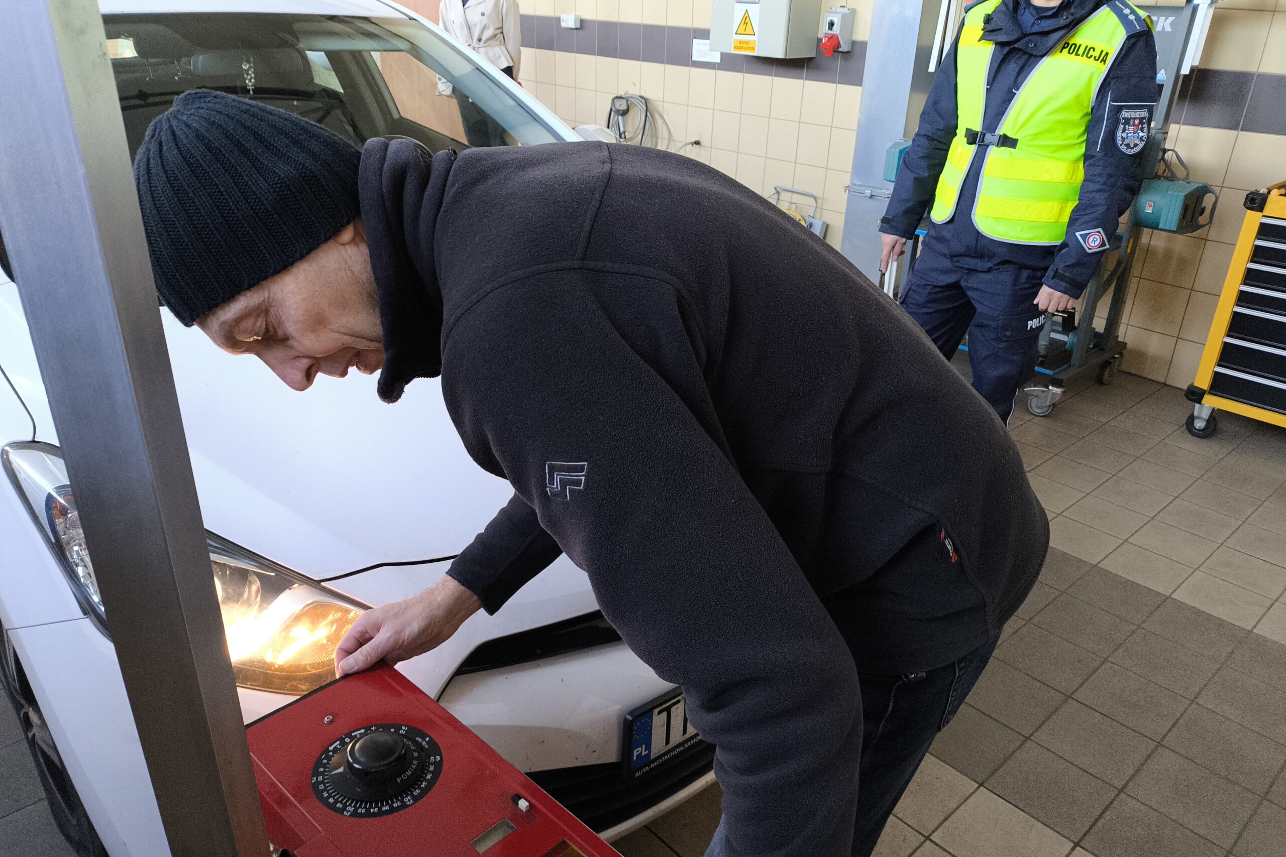 Policja zwraca uwagę na ustawienie świateł w pojazdach - Radio Kielce 23.10.2025. Kielce. Kampania „Twoje światła – Nasze bezpieczeństwo” / Fot. Dariusz Kuc - Radio Kielce