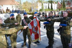 Kolejny krok na drodze do realizacji marzeń - Radio Kielce 25.10.2025. Kielce. Centrum Przygotowań do Misji Zagranicznych w Kielcach. Żołnierze ósmej zmiany turnusu szkoleniowego zasadniczej służby wojskowej złożyli przysięgę / Fot. CPdMZ - Facebook