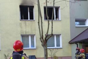 Pożar w mieszkaniu na ostrowieckim osiedlu. Jedna osoba ranna - Radio Kielce 25.10.2025. Ostrowiec Świętokrzyski. Osiedle Rosochy. Pożar / Fot. Ratownictwo Powiatu Ostrowieckiego