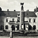 Kielce. Lata 1935-1939. Pomnik Niepodległości przed dworcem kolejowym / źródło: fotopolska.eu