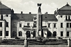 Historia kieleckich ulic. Plac Niepodległości - Radio Kielce Kielce. Lata 1935-1939. Pomnik Niepodległości przed dworcem kolejowym / źródło: fotopolska.eu