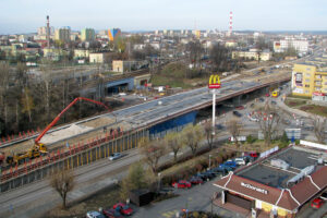 Kielce. Ulica Żelazna. 10 listopada 2012 r. Budowa wiaduktu nad skrzyżowaniem ulic Żytniej, Żelaznej, Armii Krajowej i Grunwaldzkiej / źródło: fotopolska.eu