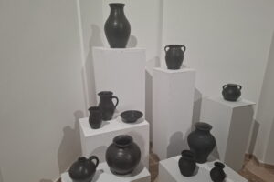 Sandomierska ceramika na wystawie w kamienicy Oleśnickich - Radio Kielce