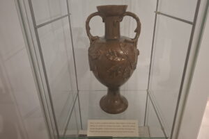 Sandomierska ceramika na wystawie w kamienicy Oleśnickich - Radio Kielce