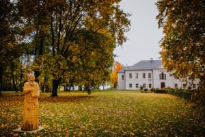 Park przy zabytkowym pałacu Kołłątajów w Wiśniowej / źródło: Urząd Miasta w Staszowie