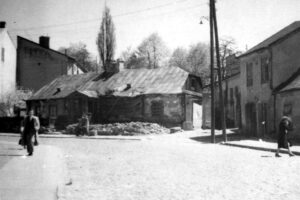Kielce. Ulica Wesoła. Lata 1968-1969. Dworek przy ulicy Wesołej 51, który został wyburzony w związku z budową biurowca „Cersanitu” (później „Nida”) / źródło: facebook.com/kieleckieinwestycje
