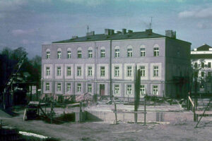 Kielce. Ulica Wesoła. Lata 1969-1971. Były budynek domu dziecka. Aktualnie obecnie w tym miejscu znajduje się parking przed biurowcem „Nidy” / źródło: facebook.com/kieleckieinwestycje