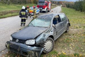 Dachowanie osobowego auta. Kierowca ranny