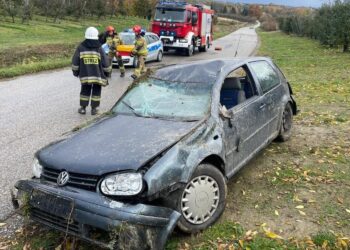 Dachowanie osobowego auta. Kierowca ranny - Radio Kielce Dachowanie osobowego auta. Kierowca ranny