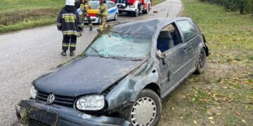 Dachowanie osobowego auta. Kierowca ranny