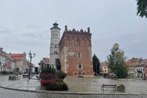 30.10.2025. Sandomierz. Ratusz, Rynek / Fot. Grażyna Szlęzak-Wójcik - Radio Kielce
