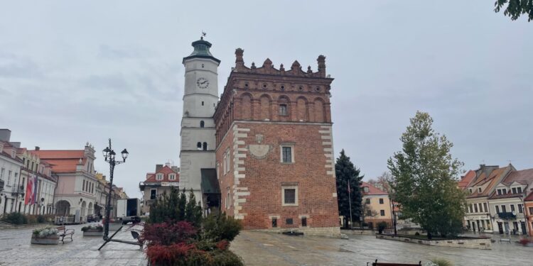 Renesansowy ratusz w Sandomierzu wymaga remontu - Radio Kielce 30.10.2025. Sandomierz. Ratusz, Rynek / Fot. Grażyna Szlęzak-Wójcik - Radio Kielce