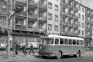 Historia kieleckich ulic. Warszawska - Radio Kielce Kielce. Ulica Warszawska. 1973 rok / źródło Muzeum Historii Kielc